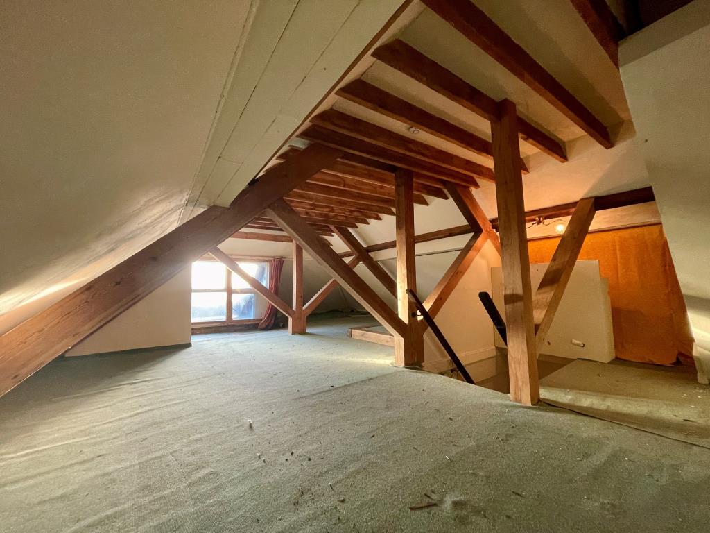 Lot: 130 - DETACHED MIXED USE PROPERTY WITH MOORINGS AT REAR - Loft room